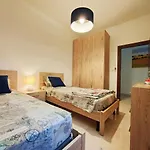 Guest house Holiday Escape I Sun, Pool & Beach 4*