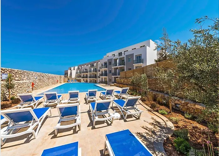 Entire I Pool Access I Walk To Guest house 4*