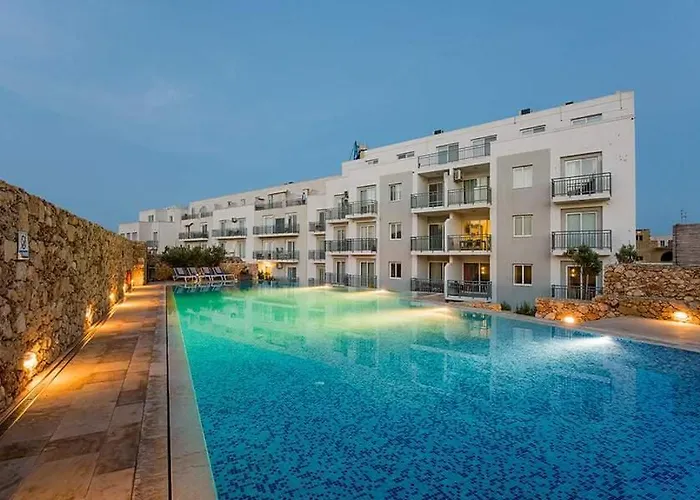 Entire I Pool Access I Walk To Guest house